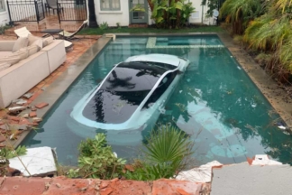 Un Tesla acaba en una piscina por una confusión con los pedales del freno y acelerador tesla piscina confusion pedal