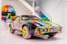 El artista Okuda San Miguel transforma un Porsche 928, uniendo arte y diversidad Okuda Porsche 928