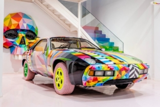 El artista Okuda San Miguel transforma un Porsche 928, uniendo arte y diversidad Okuda Porsche 928