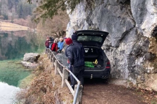 Conductor de un Alpina B3 Touring queda atrapado en un sendero siguiendo las indicaciones del GPS alpina b3 touring atascado sendero gps
