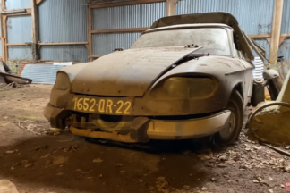 Encuentran decenas de coches abandonados en un granero en Francia coches abandonados