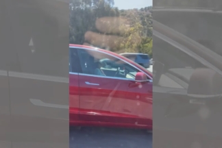 Otro conductor de Tesla cazado durmiendo al volante Conductor Tesla durmiendo