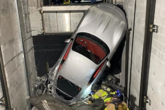 Un Ferrari Roma se cuela por el hueco de un elevador en un concesionario Ferrari Roma
