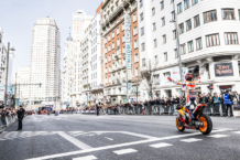 Marc Márquez se luce con su MotoGP en la Gran Vía de Madrid Marc Márquez MotoGP Gran Vía