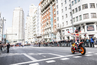Marc Márquez se luce con su MotoGP en la Gran Vía de Madrid Marc Márquez MotoGP Gran Vía
