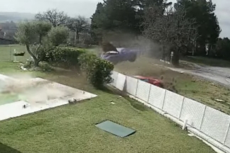 Impresionante accidente de dos Ferrari que vuelan por los aires, uno de ellos es español y se incendia Accidente dos Ferrari