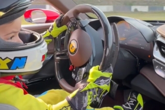 Conduce con solo 3 años un Ferrari SF90 Stradale, ¡un coche de 1.000 CV! conduce 3 años ferrari