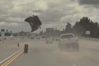 Vídeo: impresionante accidente de un coche por otro que perdió una rueda accidente coche perdio rueda