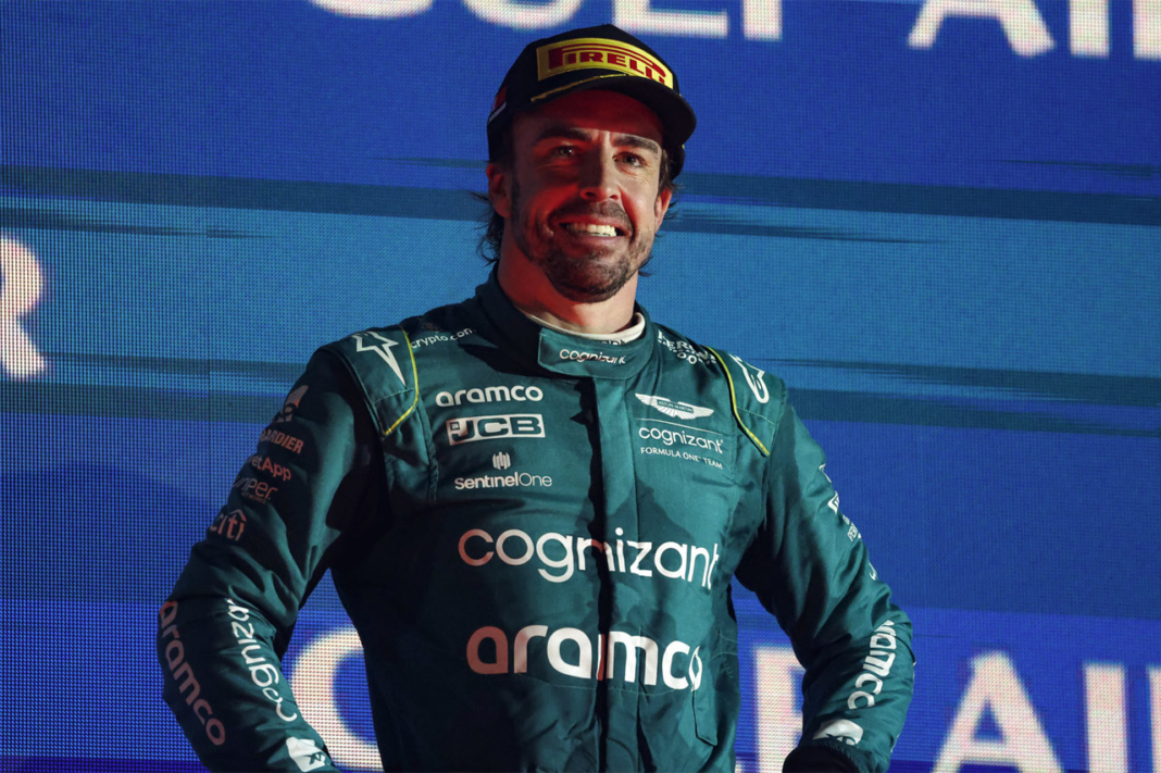 Fernando Alonso en el podio del GP de Barhréin 2023