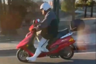 Vídeo: avistado un motorista circulando con la pierna escayolada motorista circulando pierna escayolada