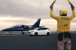 Vídeo: el Nissan Leaf se enfrenta a un caza en una carrera de aceleración nissan leaf vs caza