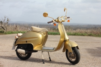 A subasta una scooter dorada con espejos chapados en oro de 14 quilates subasta una scooter dorada
