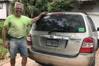 Toyota regala un nuevo Highlander al hombre que recorrió 1,6 millones de kilómetros con un modelo de 2006 toyota highlander 1,6 millones kilometros