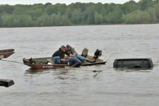 Una mujer sobrevive después de pasar horas en su Jeep Wrangler hundido en un lago Mujer sobrevive Jeep Wrangler hundido