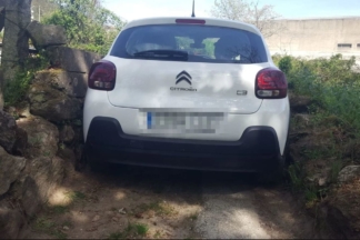 Un vehículo queda atrapado entre dos muros por seguir las indicaciones del GPS atrapado muros indicaciones gps