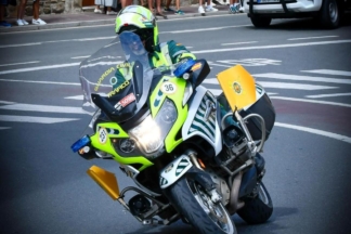 Qué hacer si ves una moto de la Guardia Civil con una bandera verde, roja o amarilla moto guardia civil banderas
