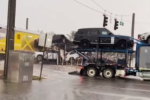 Vídeo: un tren arroya un camión cargado de coches de alta gama tren aroya camion cargado coches lujo