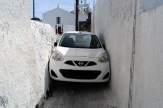 Unos turistas quedan encajados en un callejón estrecho con un Nissan Micra turistas encajados callejon estrecho nissan micra