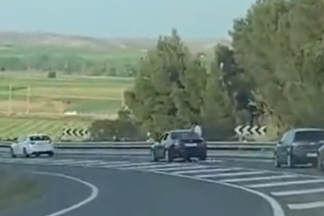 La Guardia Civil investiga a un conductor que circulaba con dos ocupantes sentados en las ventanillas Guardia Civil investiga conductor dos ocupantes sentados ventanillas