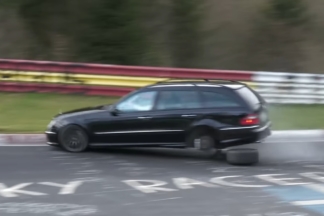 Vídeo: Un Mercedes Clase E AMG pierde una rueda al coger una curva en Nürburgring Mercedes Clase E AMG pierde Nürburgring