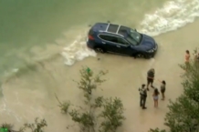 Una mujer en estado de ebriedad conduce su todoterreno por la playa y queda varado en el agua Mujer ebriedad todoterreno varada playa
