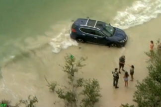 Una mujer en estado de ebriedad conduce su todoterreno por la playa y queda varado en el agua Mujer ebriedad todoterreno varada playa