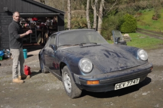 Encuentran un Porsche 911 de 1978 y un Triumph TR6 abandonados en un granero Porsche 911 1978 Triumph TR6 abandonados granero