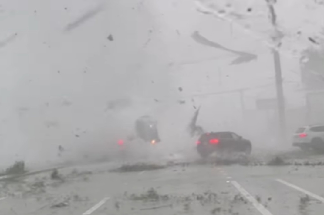 Tornado levanta coche Florida
