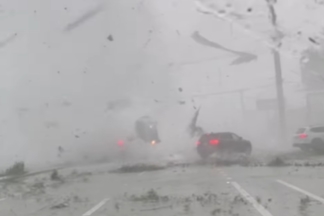 Un fuerte tornado levanta un coche como si fuera un juguete en Florida Tornado levanta coche Florida