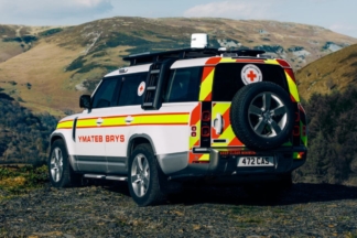 La Cruz Roja estrena un nuevo Land Rover Defender 130 de diseño especial land rover defender 130 cruz roja