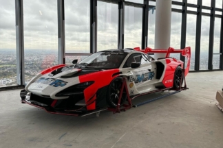 Un McLaren Senna GTR se convierte en decoración para el piso 57 de un rascacielos McLaren Senna GTR