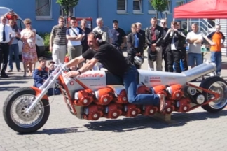 Vídeo: esta moto tiene 12 motores de motosierra de dos tiempos y 170 CV moto motosierra