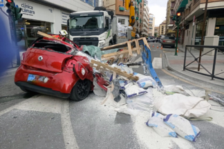 Una mujer en Granada resulta ilesa tras caer un palé de sacos de yeso sobre su coche