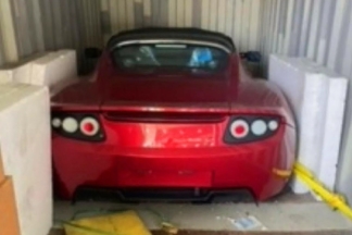 Encuentran tres Tesla Roadster nuevos abandonados en un contenedor Tesla Roadster
