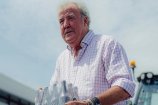 Jeremy Clarkson lleva 1.000 cervezas a la sede de Alpine al perder una apuesta Jeremy Clarkson cervezas Alpine apuesta