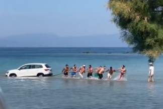 Forman una cadena humana para sacar un Skoda Karoq que se había precipitado al mar Skoda Karoq mar