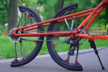 Vídeo: crean una bicicleta con tres ruedas, dos partidas por la mitad bicicleta tres ruedas