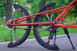 Vídeo: crean una bicicleta con tres ruedas, dos partidas por la mitad bicicleta tres ruedas