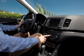 Estar con tu coche parado y encendido para tener el aire acondicionado puesto puede costarte 100 euros coche parado encendido aire acondicionado