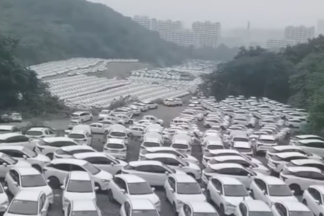 Vídeo: miles de coches eléctricos nuevos están abandonados en este aparcamiento en China coches electricos nuevos abandonados china