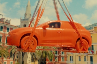 ¿Por qué demonios Fiat mete un 600e en un bote gigante de pintura? fiat 600e bote pintura