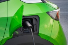 Proponen un impuesto extra para los coches eléctricos porque dañan las carreteras impuesto coche electrico