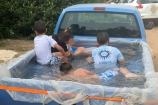 Detenido un conductor que circulaba en una pick-up convertida en piscina con niños dentro pick-up convertida en piscina