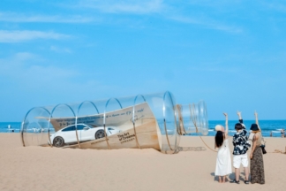 ¿Qué hace un Porsche Taycan dentro de una botella? Porsche