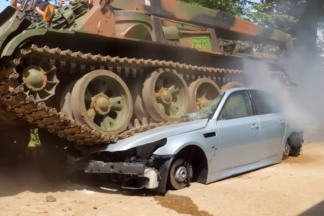 Y esto es lo que le pasa a un BMW M5 cuando le pasa un tanque por encima BMW M5 tanque