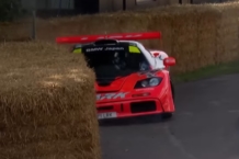 Vídeo: Un McLaren F1 GTR y un Porsche 911 GT1 sufren un accidente en Goodwood Festival of Speed 2023 McLaren F1 GTR Porsche 911 GT1 accidente Goodwood