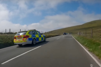 Adelanta a la policía con una moto a más de 200 km/h Moto adelanta policía a 200 kmh