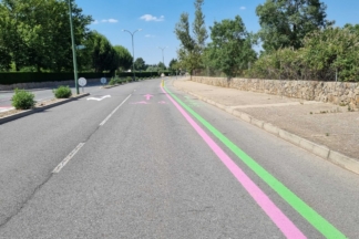 El significado de las rayas verdes y rosas colocadas en las carreteras El significado de las rayas verdes y rosas colocadas en las carreteras