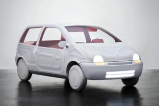 La diseñadora Sabine Marcelis y Renault crean un Twingo transparente para celebrar su 30º aniversario Renault crean un Twingo transparente
