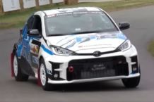 Rowan Atkinson conduce el Toyota GR Yaris H2 de hidrógeno en el Goodwood Festival of Speed 2023 Rowan Atkinson Toyota GR Yaris H2 hidrógeno